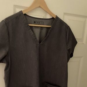 FIGS graphite 3 pocket top, in excellent condition.